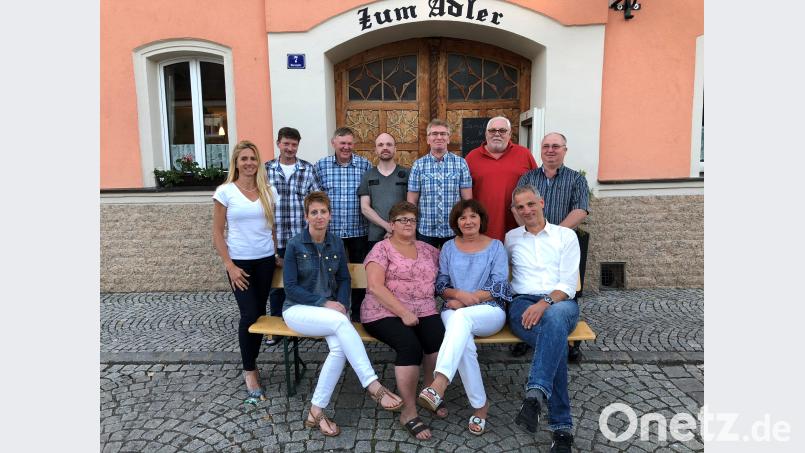 Im Rahmen einer Betriebsfeier ehrte Hannelore Gugel treue Mitarbeiter. Sitzend von links -  Carmen Hofmann, Lydia Koslov, Nina Fehlinger, Jochen Ullmann stehend Hannelore Gugel, Martin Bösl, Hans Götz,  Patrick Recht, Norbert Kraus,  Richard Dörner, David Bogdan. Mayer, Doris [MYD]