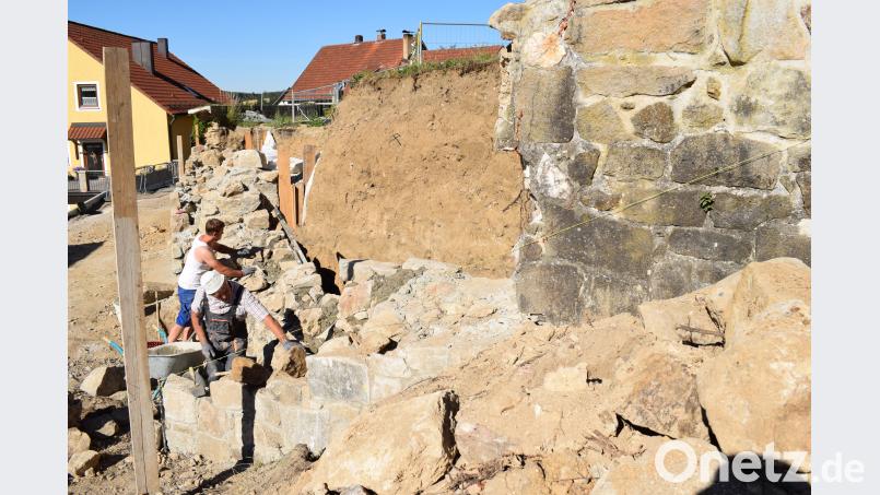 In der Draufsicht ist das gewaltige Ausmaß der Schwergewichtsmauer erkennbar. Für die Maurer bedeutet dies eine ewige Steineklauberei. bnr