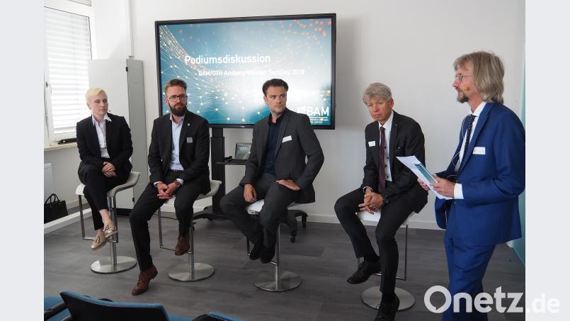 Teilnehmer der Podiumsdiskussion am "TechDay" (von links): Diplom-Ingenieurin Elisabeth Schärtl von der Kuka AG, Geschäftsführer Marco Bauer von der BAM GmbH, Florian Lehmer vom Institut für Arbeitsmarkt- und Berufsforschung und  OTH-Dekan Clemens Bulitta.  Als Moderator fungiert OTH-Professor Frank Schäfer. Bühner