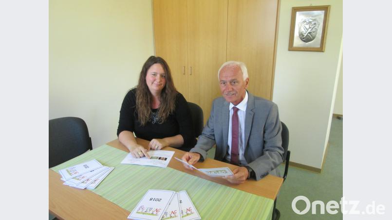 Bürgermeister Peter König und Jugendbeauftragte Alexandra Mark-Sischka bei der Vorstellung des Ferienkalenders 2018. hkö