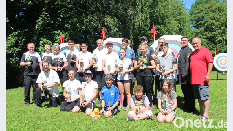 Alle Pokalgewinner und  der Bogenspartenleiter von Hubertus Ursensollen, Josef Strobl (rechts). Udo Schuster