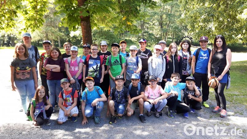 Die Mädchen und Buben der Klasse 4b mit Klassenleiterin Cornelia Schieder. exb
