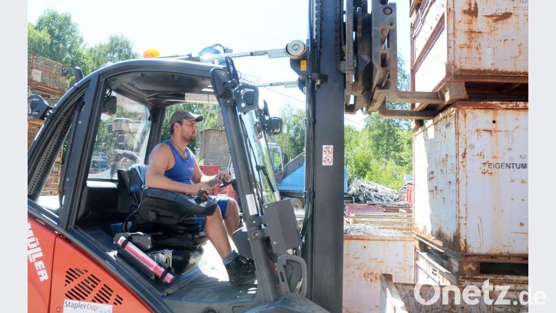Auf dem Schrottplatz jongliert Maximilian Üblacker mit Gitterboxen und Containern. Sein Gabelstapler ist ein H30 mit 56 PS. Das Fahrzeug wiegt 5,5 Tonnen und stemmt bis zu drei Tonnen Gewicht. Gabi Schönberger
