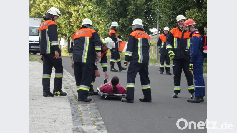 Auch Rettungsmaßnahmen wurden im und vor dem Senioren-Servicehaus geübt. wro