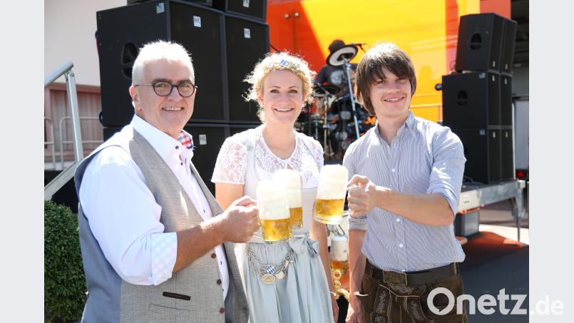 Beim Siemensfest stoßen Standortleiter Alfred Koch (von links), Bierkönigin Johanna Seiler und Festwirt Johannes Ponnath miteinander an. hwk