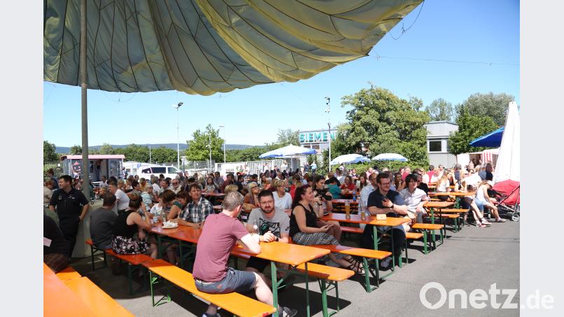 Viele Angestellte feiert beim Siemensfest. hwk