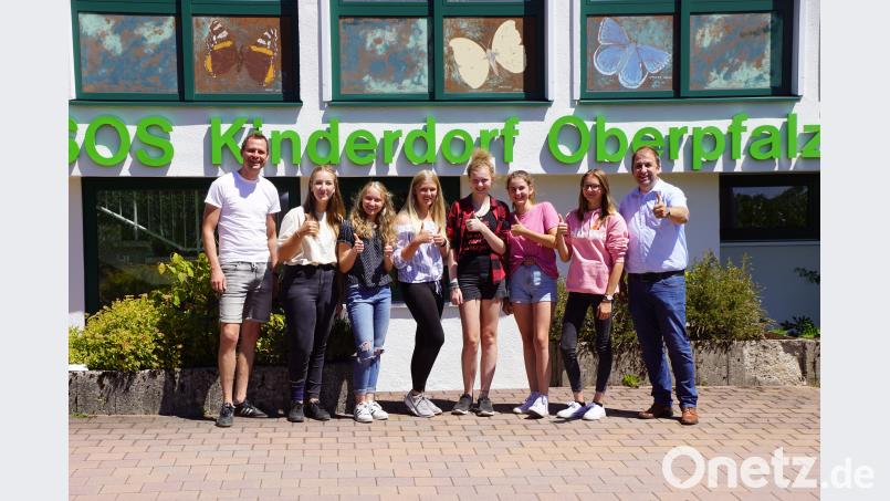Daumen hoch für so viel soziales Engagement. Ein dickes Kuvert übergeben (von links) Marco Hofmann, Johanna Erbse, Lina Fischer, Florentine Heil, Annemarie Daumann, Lia Rießner und Amelie Güttler an SOS-Kinderdorf-Leiter Holger Hassel. bkr