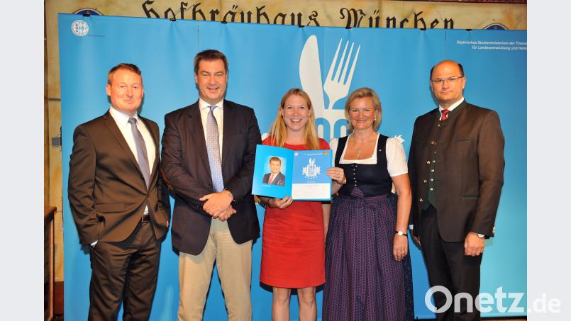 Ministerpräsident Markus Söder (Zweiter von links), Heimatminister Albert Füracker (rechts) und Dehoga-Präsidentin Angela Inselkammer (Zweite von rechts) überreichen die Auszeichnung für den Landgasthof Kett an Johannes Kett und Marina Arndt. exb  Staatsministerium für Finanzen und Heimat