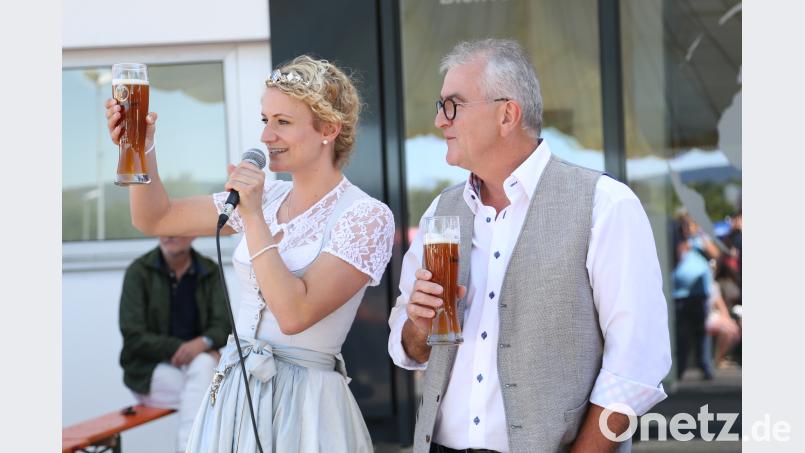 Eine Verköstigung des regionalen Bieres darf nicht fehlen: Bierkönigin Johanna Seiler und Standortleiter Alfred Koch. hwk