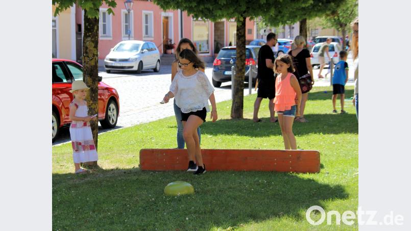 Bei den Ministranten konnten die Kinder Geschicklichkeitsspiele unternehmen. Johann Bauer