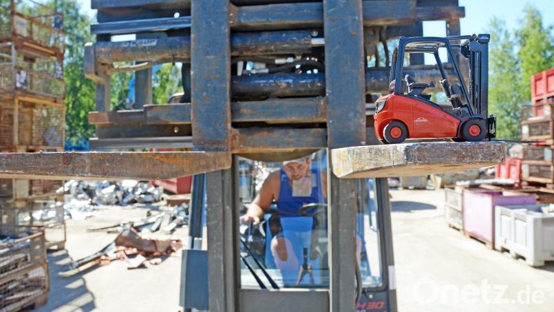 Mini-Stapler ganz groß. Bis zu drei Tonnen kann der Gabelstapler H30 heben. Hier jongliert Üblacker auf dem Gabelzinken einen Mini-Stapler. Mit dessen Mini-Gabel musste der Champion im Finale zwei Zentimeter große Bierfässchen greifen und umsetzen. Die Demonstration findet auf dem Firmengelände statt. Gabi Schönberger