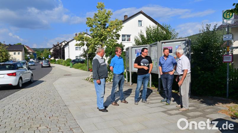 Die SPD-Gemeinderäte Andreas Koch und Rudolf Preitschaft (Zweiter und Dritter von links) sowie ihr Kollege von den Freien Wählern, Mathias Demel (Zweiter von rechts), im Gespräch mit den Anwohnern. Petra Hartl