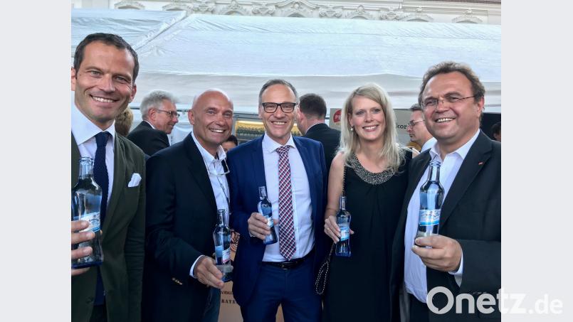 Bürgermeister Bernd Sommer in der Mitte zusammen mit (von links) MdB Albert Rupprecht und Kondrauer-Geschäftsführer Ralf Brodnicki  und rechts MdB Hans-Peter Friedrich (Vizepräsident des deutschen Bundestages). exb