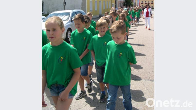Die Grundschüler stellen sich zum Kirchenzug auf. amö