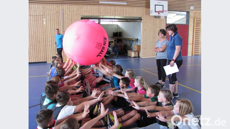 Schüler und Lehrerinnen sind vom Kin-Ball begeistert. sei