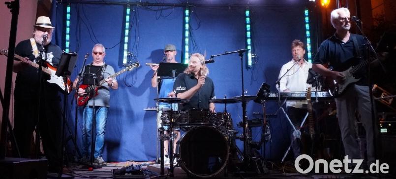 Mit Oldies von der Band "OBT" mit Frontmann Ralf Gohlke (links) werden die Gäste am Samstagabend beim Bürgerfest verwöhnt.
Bild: weu weu