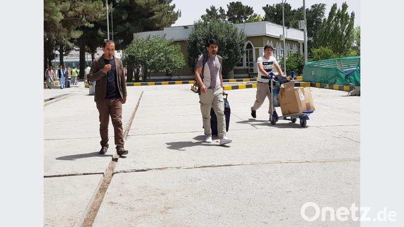 Das sind drei von  insgesamt 69 Afghanen, die am Mittwoch in Kabul landeten. Unter ihnen sind auch zwei Männer aus Weiden. Mohammad Jawad/dpa