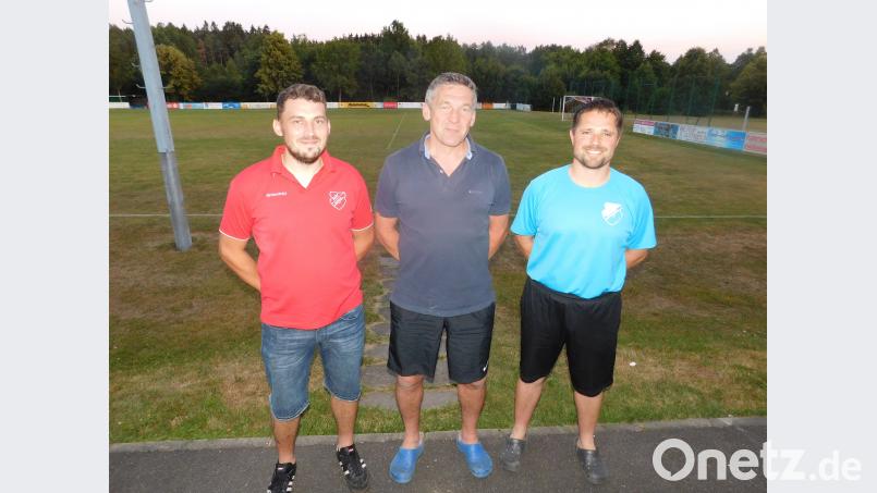 ASV-Vorsitzender Stephan Veigl (von rechts) stellte das neue Trainergespann um Chef Klaus Schinner und „Co“ Torsten Küffner vor. hai