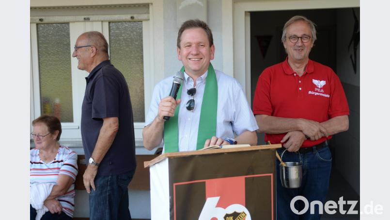 Ganz leger übernahm Pfarrer Konrad Willi zusammen mit Bürgermeister Franz Mädler als Ministrant die Einweihung der renovierten Fußballkabinen im Sportheim der DJK Ursensollen. Andreas Brückmann