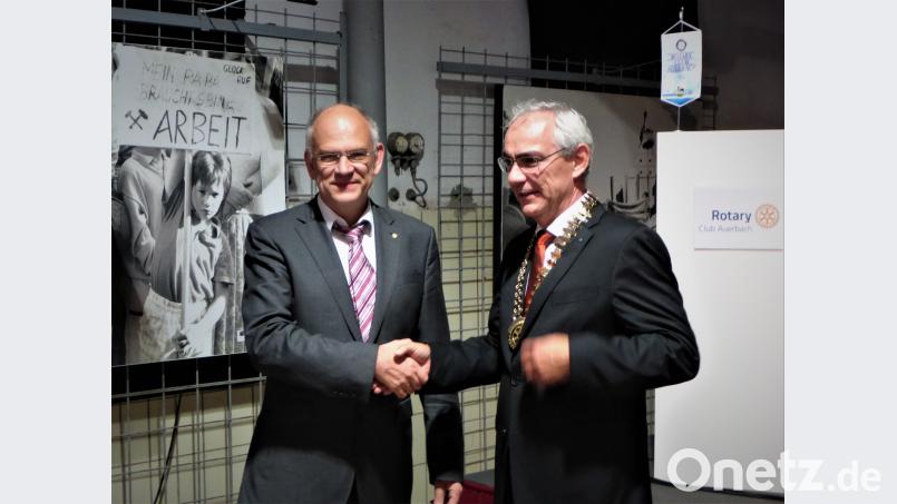 Dietrich Paper (links) verabschiedet sich als Präsident des Rotary Clubs Auerbach. Auf ihn folgt Reinald Agethen (rechts). Ernst Sieber
