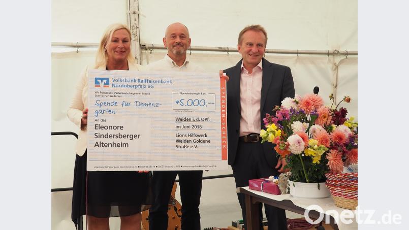Präsidentin Kornelia Sparrer und Past-Präsident Norbert Wittmann (Mitte) vom Lions-Club Goldene Straße überreichten eine Spende von 5000 Euro an Diakonie-Vorstand Diakon Karl Rühl. Bühner