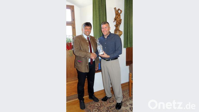 Die Ausgehuniform ist noch im Umzugsgepäck, Bürgermeister Edgar Knobloch (links) empfing im Rathaus Oberst Adam J. Boyd den neuen Kommandeur der US-Armee-Garnison Bavaria. mor