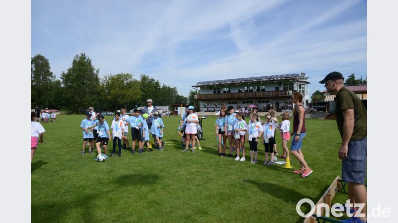 Fünf Spielstationen warten auf "Ballhelden". Dort heißt es Punkte sammeln für einen guten Zweck. bey