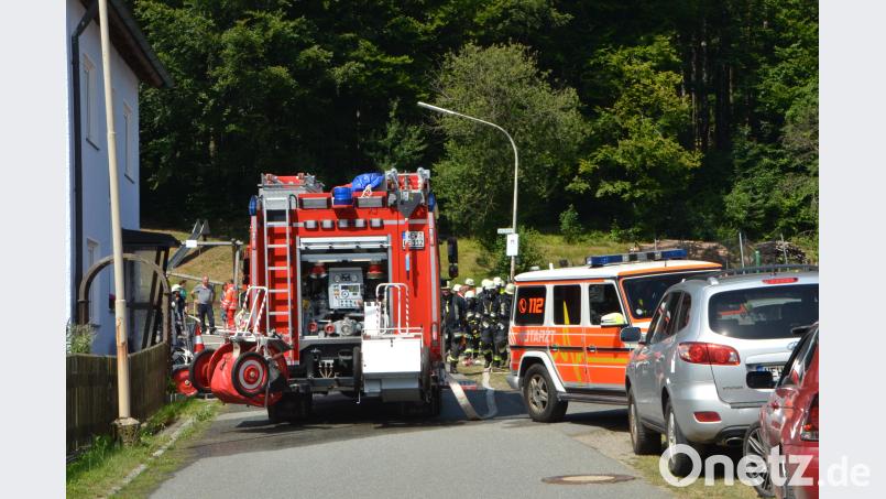 Die Explosion in einer Garage im Waidhauser Ortsteil Reichenau erschreckt nicht nur die Anwohner. Die heraneilenden Feuerwehrkräftebefürchten zunächst eine Explosion der nahegelegenen Biogasanlage. dob