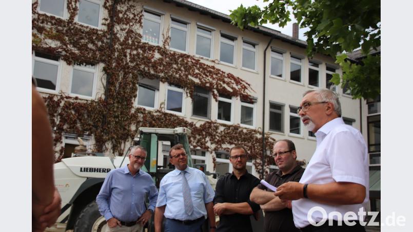 Das gemeinsame Werk geht in eine neue Phase: Bürgermeister Manfred Rodde, Bauamtschef Gerhard Brunner, Architekt Konrad Kraus, Schulleiter Helmut Schuster und Kämmerer Thomas Krapf (von rechts). Thomas Dobler