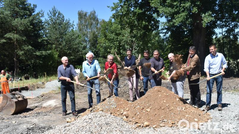 Bürgermeister Edgar Knobloch (Zweiter von rechts) begrüßte vor dem symbolischen Start der Dorferneuerung Daniel Utz (rechts) von der Baufirma Braun, Stadtverbandsvorsitzenden Gerhard Mark, Mario Schneider, den Kommandanten der Hüttener Feuerwehr, Stadtbaumeister Hans Rettinger, Bauamtsleiterin Kathrin Regler, Roland Erl vom Planungsbüro Oberndorfer, Eugen Schimmel sowie Walter Plößner aus Hütten. Gradl, Renate [RGR]