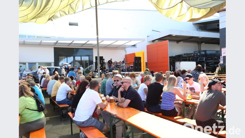 Viele Angestellte feiert beim Siemensfest. hwk