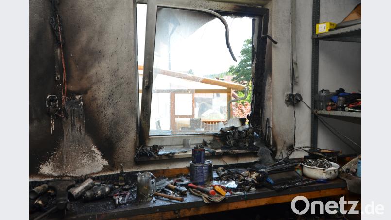 Die Explosion in einer Garage im Waidhauser Ortsteil Reichenau ließ sogar ein Fenster bersten. dob