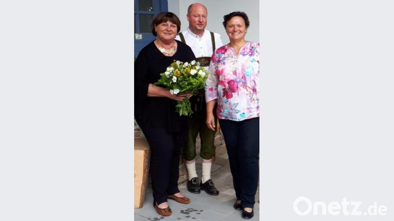Maria Himmler (links) wird als 2000. WBV-Mitglied durch dritte Vorsitzende Beate Politzka (von rechts) und Geschäftsführer Alfons Vogl begrüßt. exb
