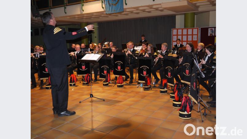 Traditionell in der Uniform der Bergleute, modern mit zeitgenössischer Musik - die Stadtkapelle unter der Leitung von Johannes Mühldorfer. hka