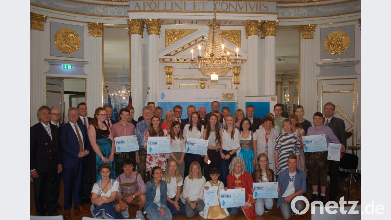 Regierungspräsident Axel Bartelt (links) zeichnete mehrere Schulen aus dem Landkreis mit Haupt- und Förderpreisen aus. gib