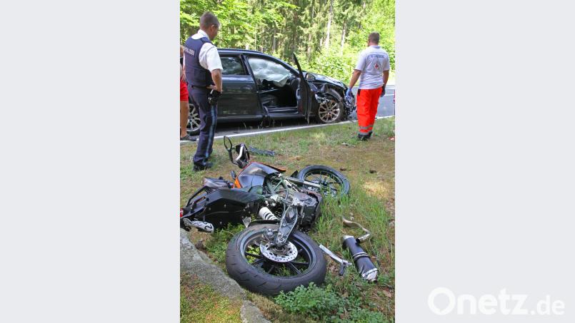 Hoher Sachschaden und ein schwerverletzter Motorradfahrer: Ein heftiger Unfall ereignet sich am Donnerstag auf der Straße zwischen Flossenbürg und der Silberhütte. nm
