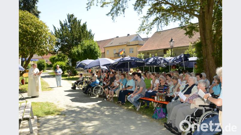 Stadtpfarrer Pater Hans Ring feiert mit den Pleysteiner Senioren eine Marienandacht. bey