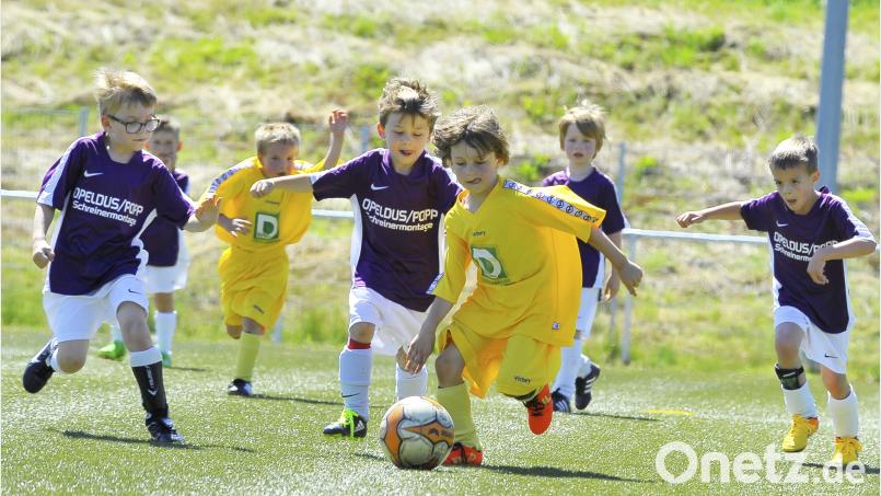 Das Nachsehen haben in dieser Spielszene die G-Junioren Spieler des SV Raigering (hinten) im vereinsinternen Duell. Ziegler