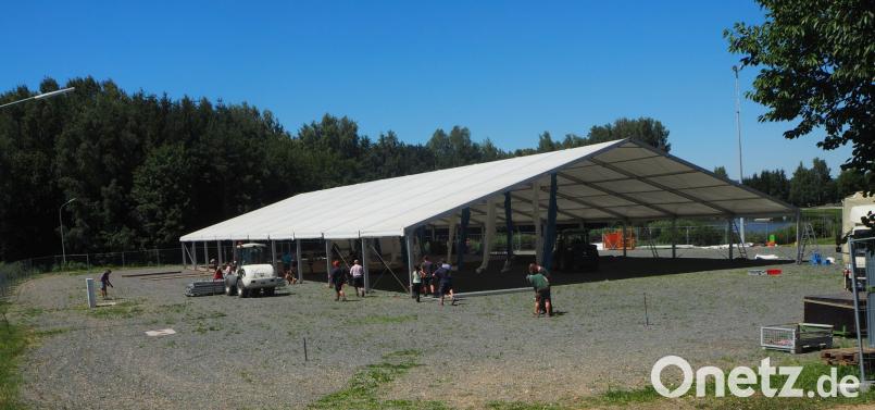 Am Dienstag hieß es für alle Frauen und Männer der Feuerwehr zum Zeltaufbau. gz