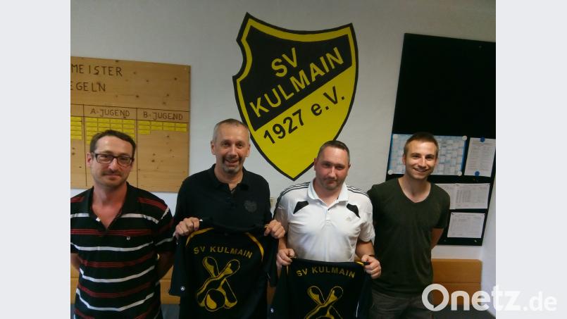 Michael Kastner (links) als Sportwart und Sebastian Fröhlich (rechts) als Spartenleiter übernehmen in der SV-Kegelabteilung neue Aufgaben. Auch Roland König von GH Löschwitz und Dirk Suttner (Zweiter und Dritter von links) vom SKC Speinshart betreten Neuland. Beide streifen sich künftig das Trikot der Kulmainer über. jsa
