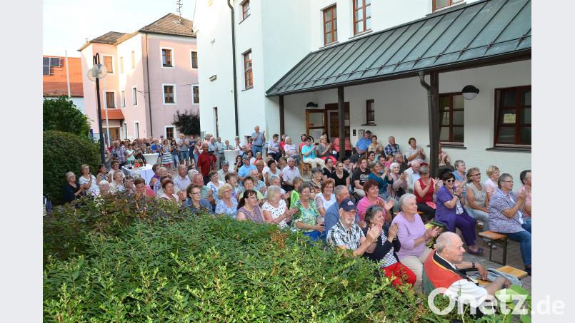 Im Serenadenhof genießt ein begeistertes Publikum den Auftritt der &quot;Damen-Big-Band&quot;. fjo