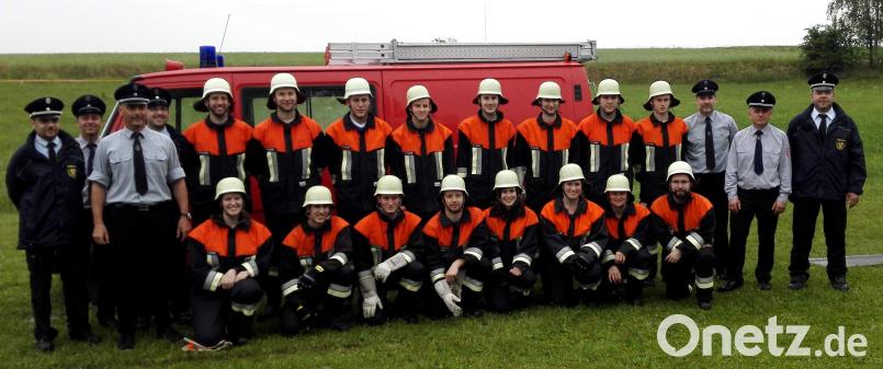 Die Kameraden der Weiherer Feuerwehr sind für Einsatzsituationen bestens gerüstet. Dies bewiesen zwei Löschgruppen bei der Leistungsprüfung Löschaufbau/Bayern. Mit den Prüflingen im Bild (von links): Kreisbrandmeister Michael Iberer, Vorsitzender Gerhard Ott, Kommandant Norbert Stangl und Schiedsrichter Horst Kellner; von rechts: Kreisbrandmeister Marco Weiß, 2. Kommandant Manfred Heinrich und Ausbildungsleiter Martin Schwab. u
