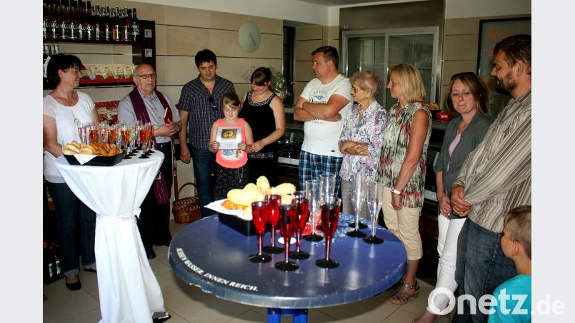 Mitarbeiter, Freunde und Verwandte feiern die Neueröffnung der Metzgerei Schedl im Weidener Süden. R. Kreuzer