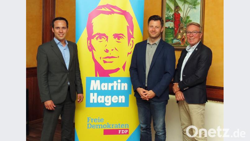 Das Wahlprogramm „Neue Generation Bayern“ stellte FDP-Spitzenkandidat Martin Hagen (links) vor, der auf Einladung des Weidener Landtagsdirektkandidaten Christoph Skutella (Zweiter von rechts) und von Stadtrat Reinhold Wildenauer referierte. Dobmeier