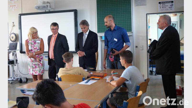 Schulleiterin Irene Träxler führte, gemeinsam mit Bürgermeister Martin Birner (Zweiter von links), Regierungspräsident Axel Bartelt (Mitte) und Regierungsschuldirektor Johann Hilburger (rechts) durch das Schulhaus und zeigte verschiedene Stationen des digitalen Lernens. weu