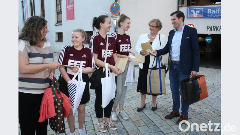 Schüler des Projektseminars befragten bei der &quot;Hussenkrieg&quot;-Premiere die ersten Zuschauer. Lang