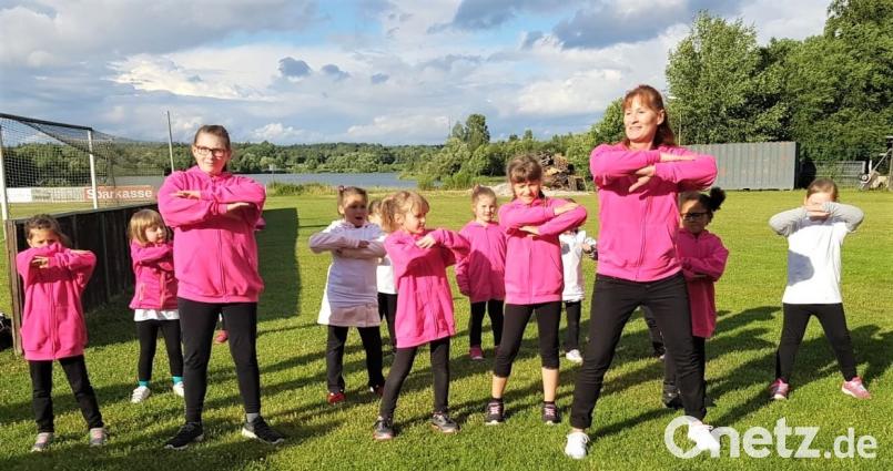 Die &quot;Tanzinis&quot; tanzen bei der Sonnwendfeier des Sportvereins &quot;Concordia&quot; auf dem Sportplatz. rgr