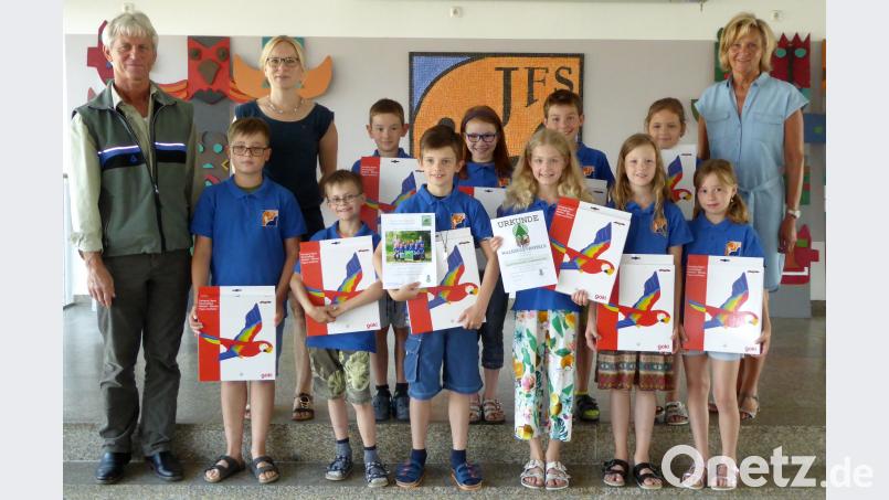 Die Siegerklasse der Waldjugendspiele mit Forstamtsdirektor Gerhard Hösl (links), Klassenlehrerin Katrin Benker und Rektorin Claudia Piehler (rechts). fsb