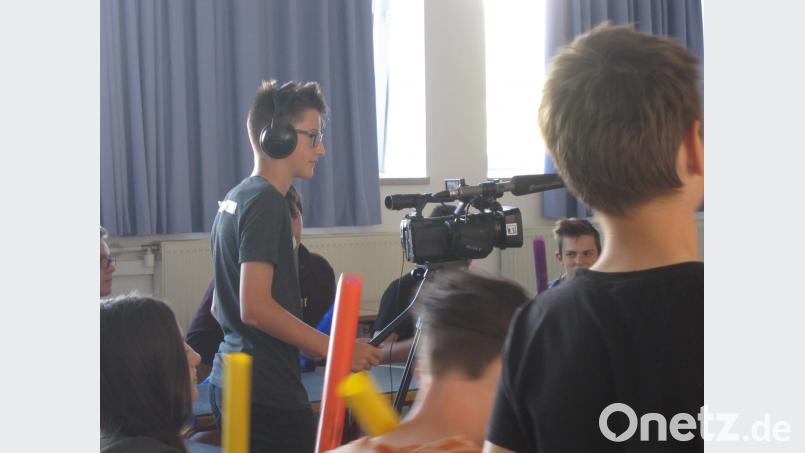 Realschüler dokumentieren das Geschehenk während des Workshops mit der Kamera. exb