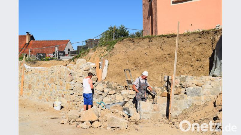 Die neue Schwergewichtsmauer muss das dahinter liegende Erdreich und das Fundament der Versöhnungskapelle stabilisieren. bnr